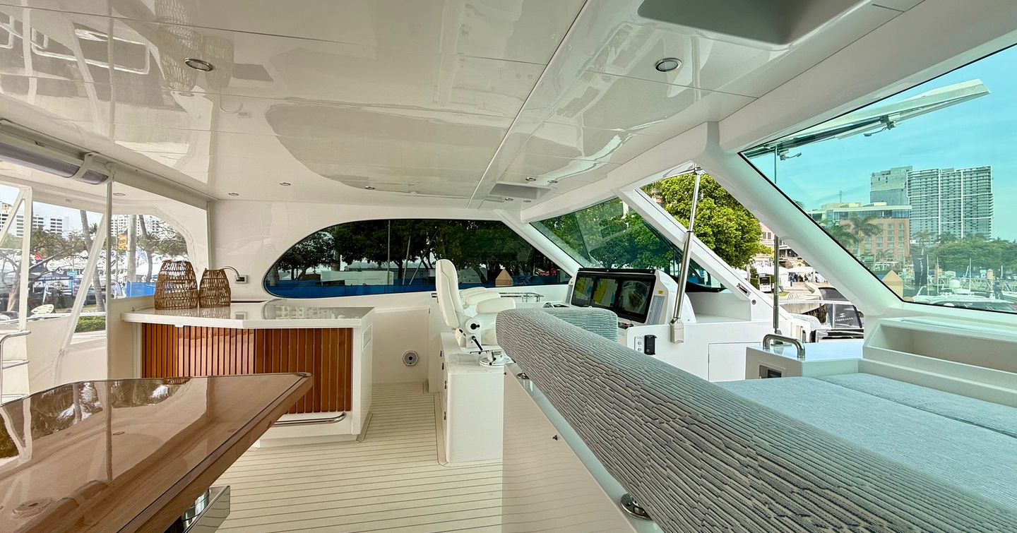 Horizon-PC60-flybridge