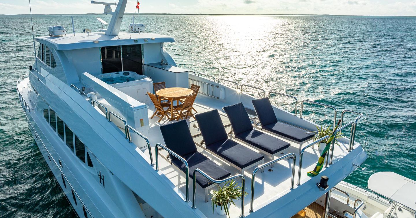 B happy flybridge with jacuzzi and seating