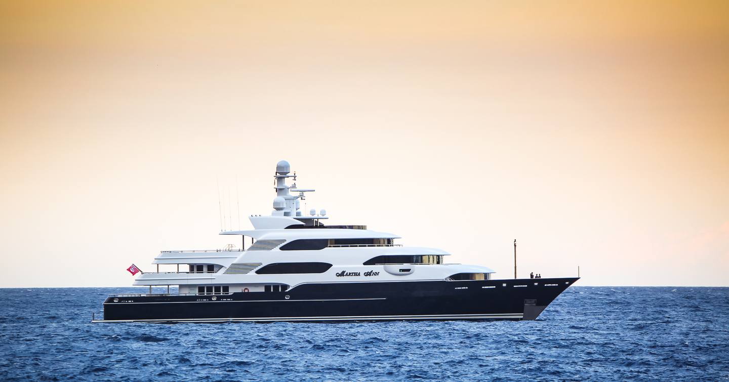 Sistership Horizon II Yacht at anchor