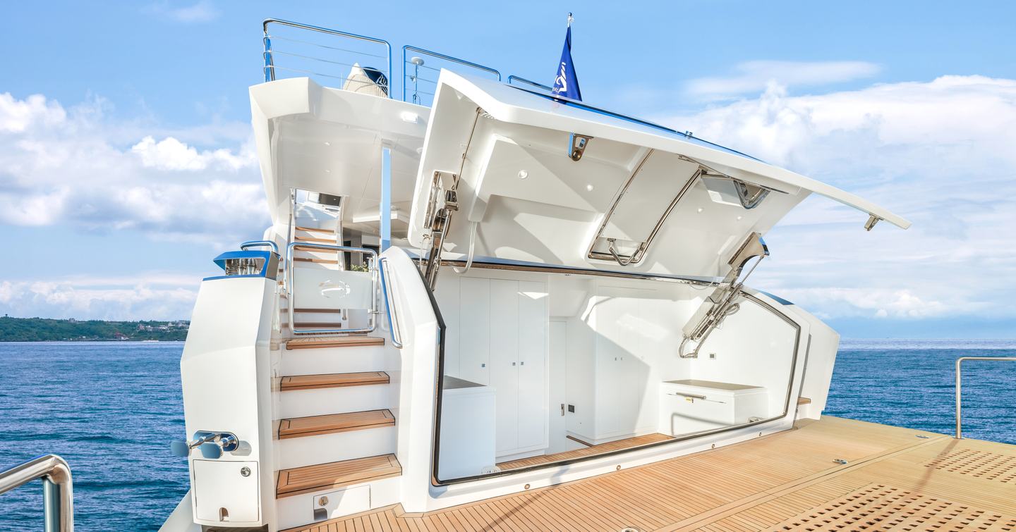 Horizon FD100 Skyline Superyacht hydraulic stern