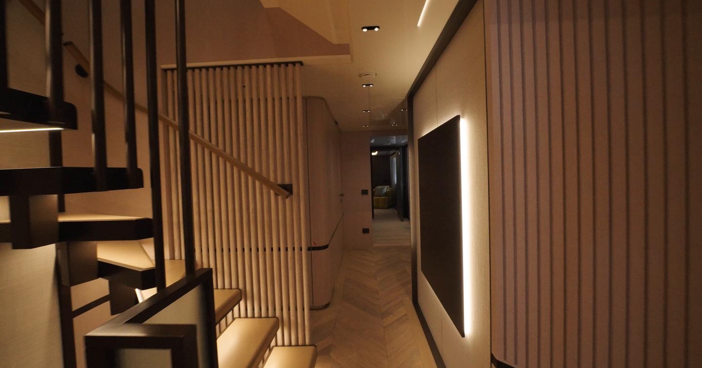 Columbus-Atlantique-43MT-Frette-Review-hallway