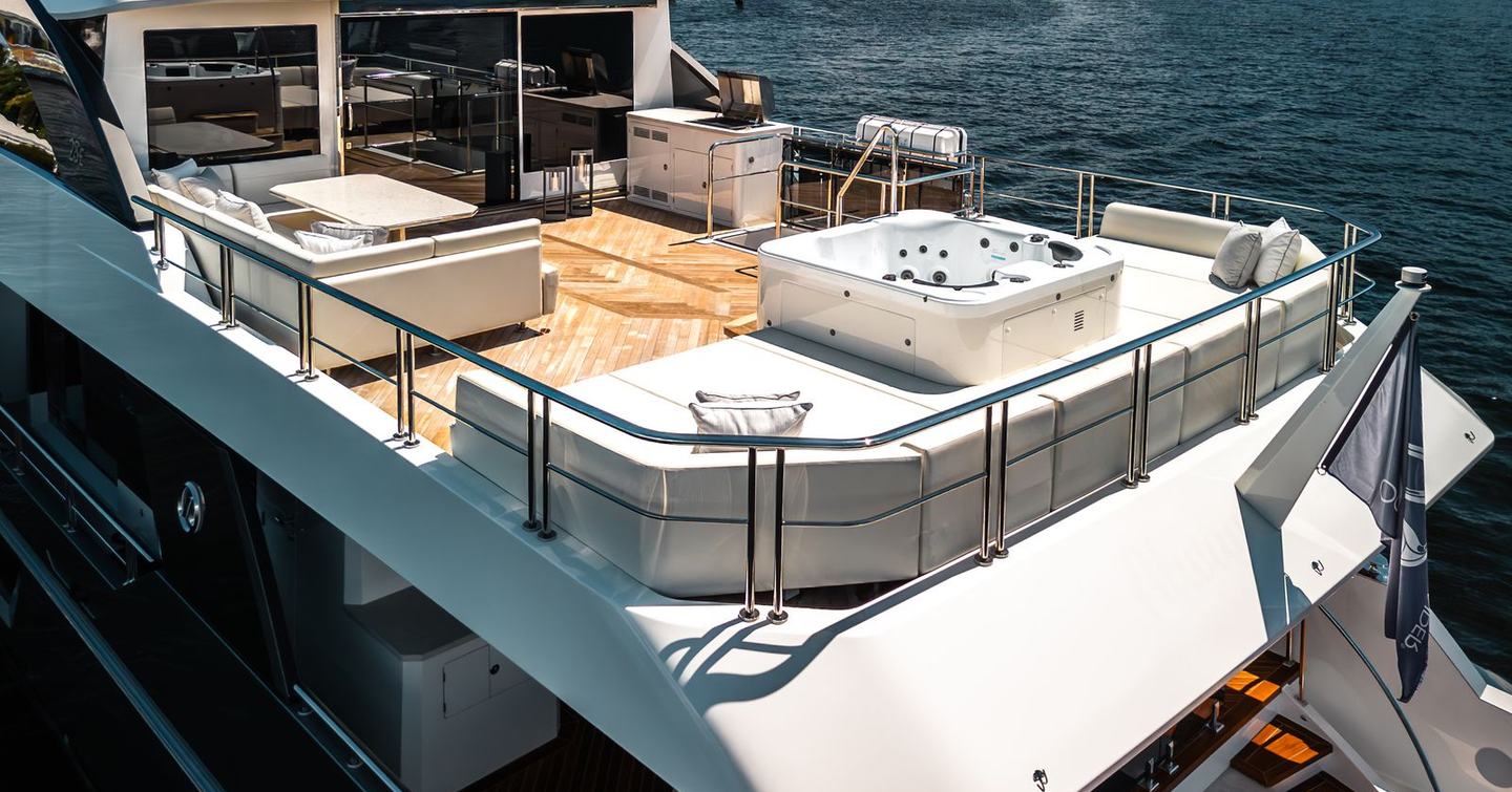 Ocean Alexander 28E motor yacht sundeck with U-shaped seating and aft jacuzzi