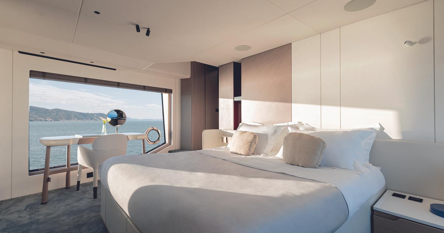 Motor Yacht Spribe's bedroom with bed and desk