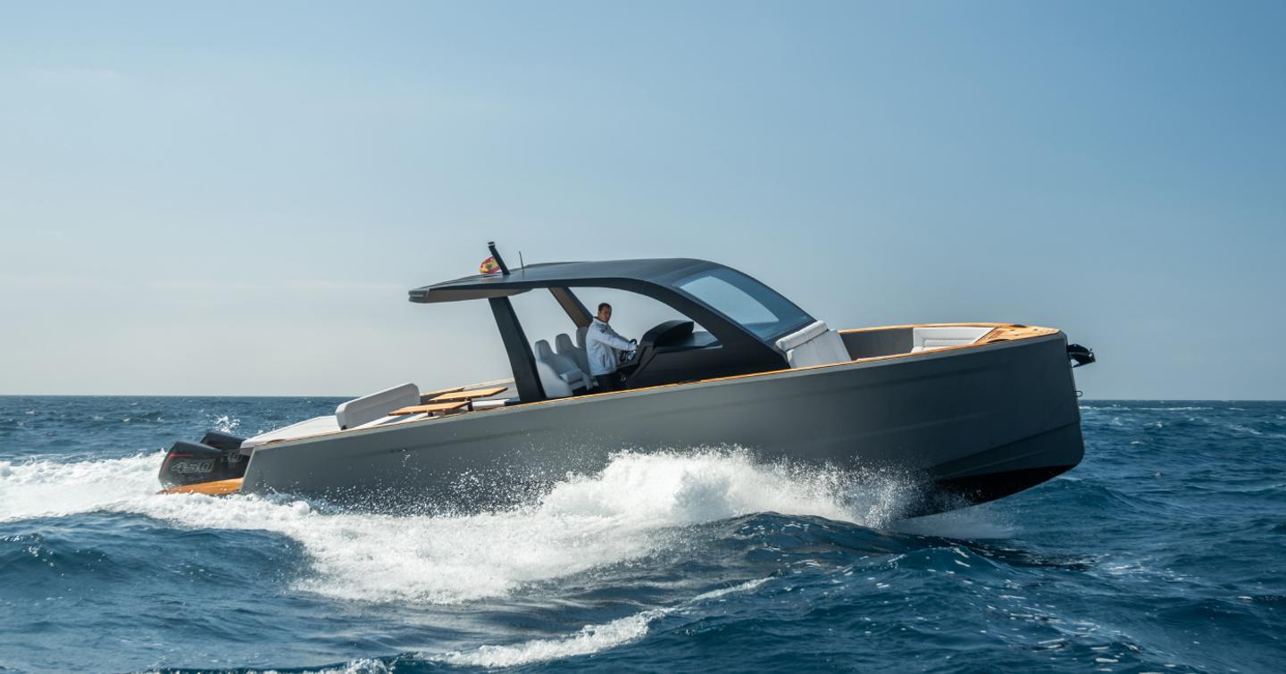 Maxim MAX43 Race boat under way 