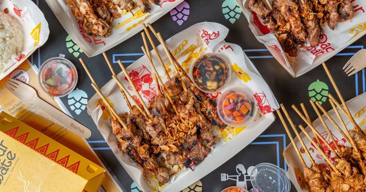 Aerial shot of chicken skewers 