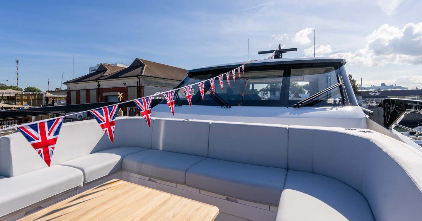 Sunseeker-Ocean-156-upper-foredeck-terrace