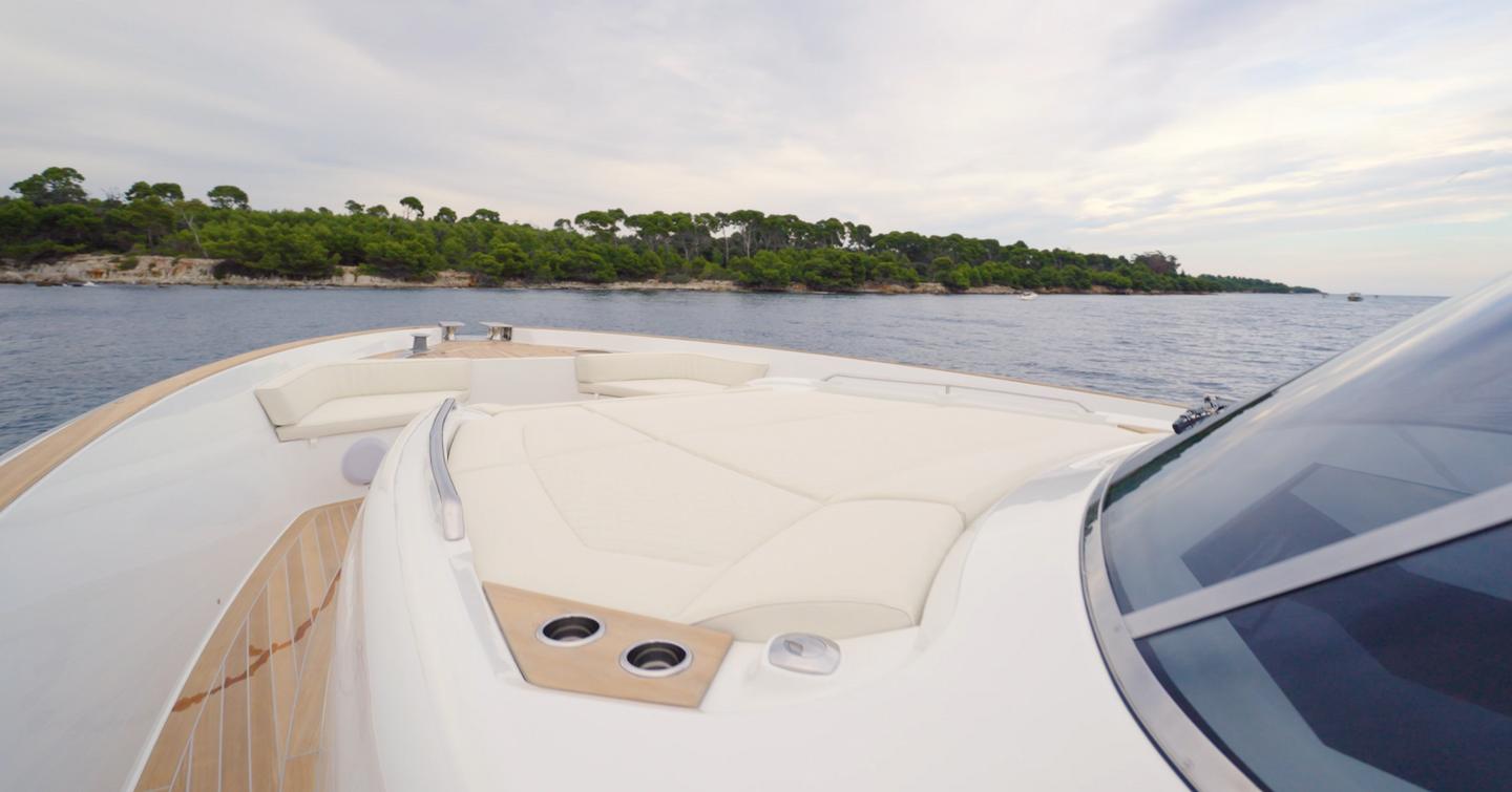 Solaris-60-Open-foredeck-sunpad