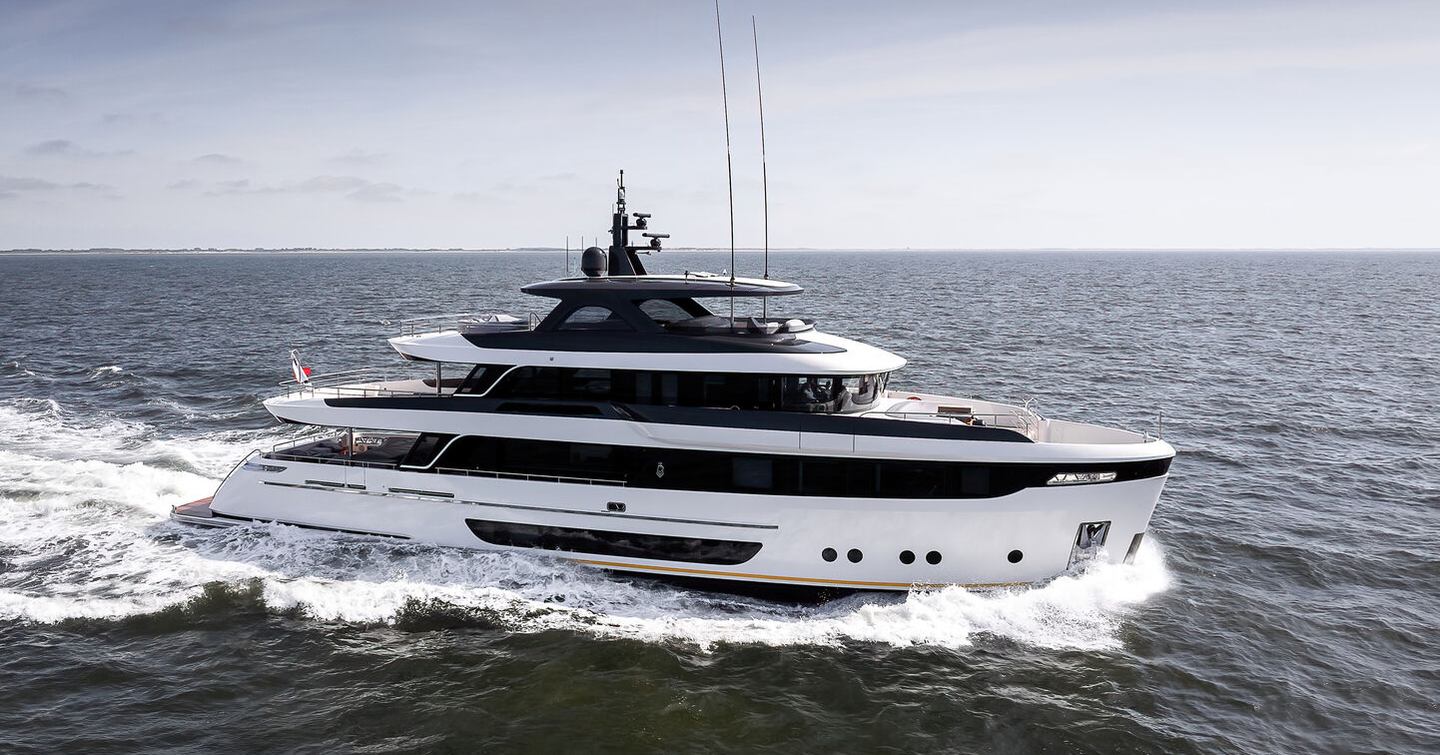 Superyacht Lalabe under way