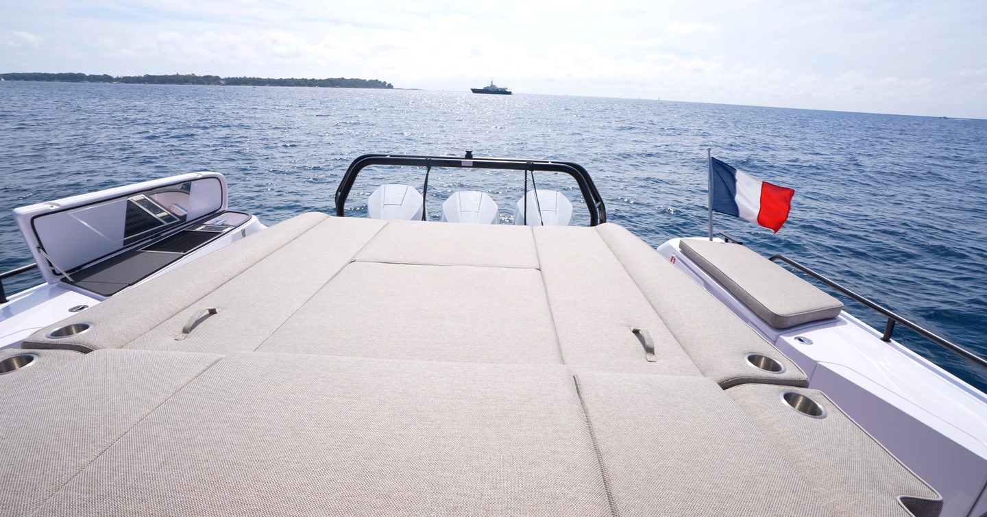 Axopar-45-Sun-Top-aft-sunpad