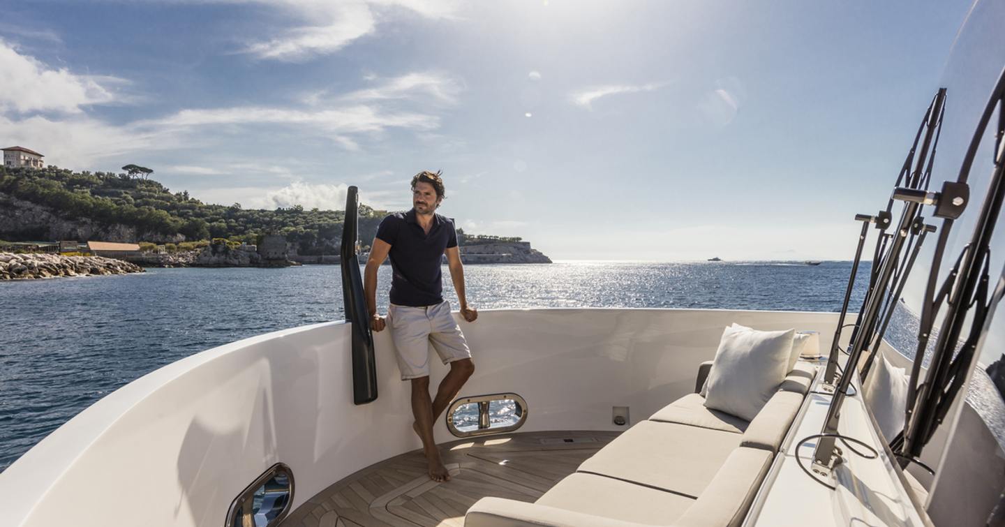 Extra-X76-Loft-Review-foredeck-seating
