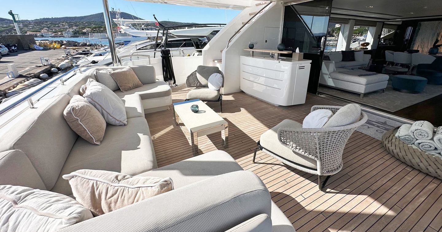 Motor yacht Ghost's aft deck