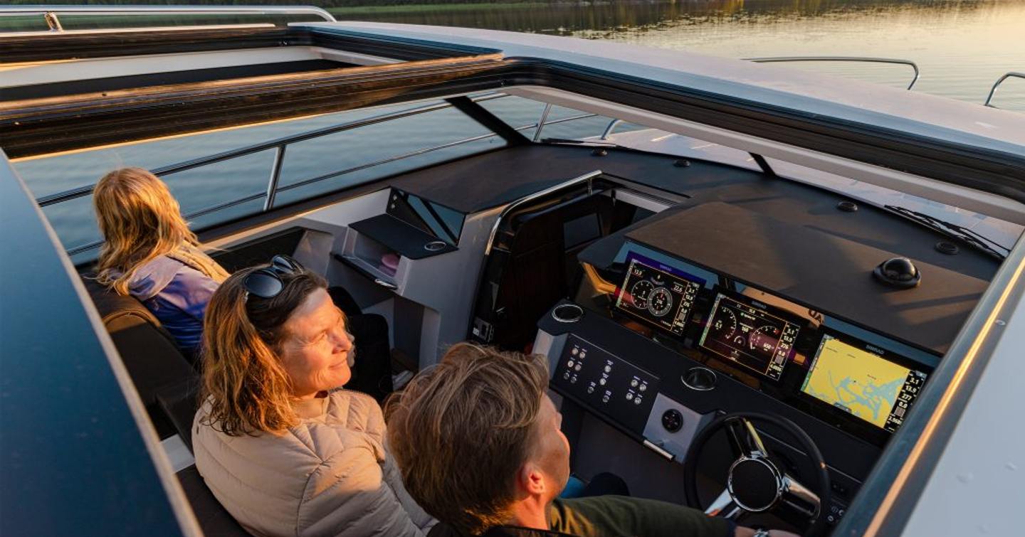 Aquador-300HT-Review-helm-sunroof