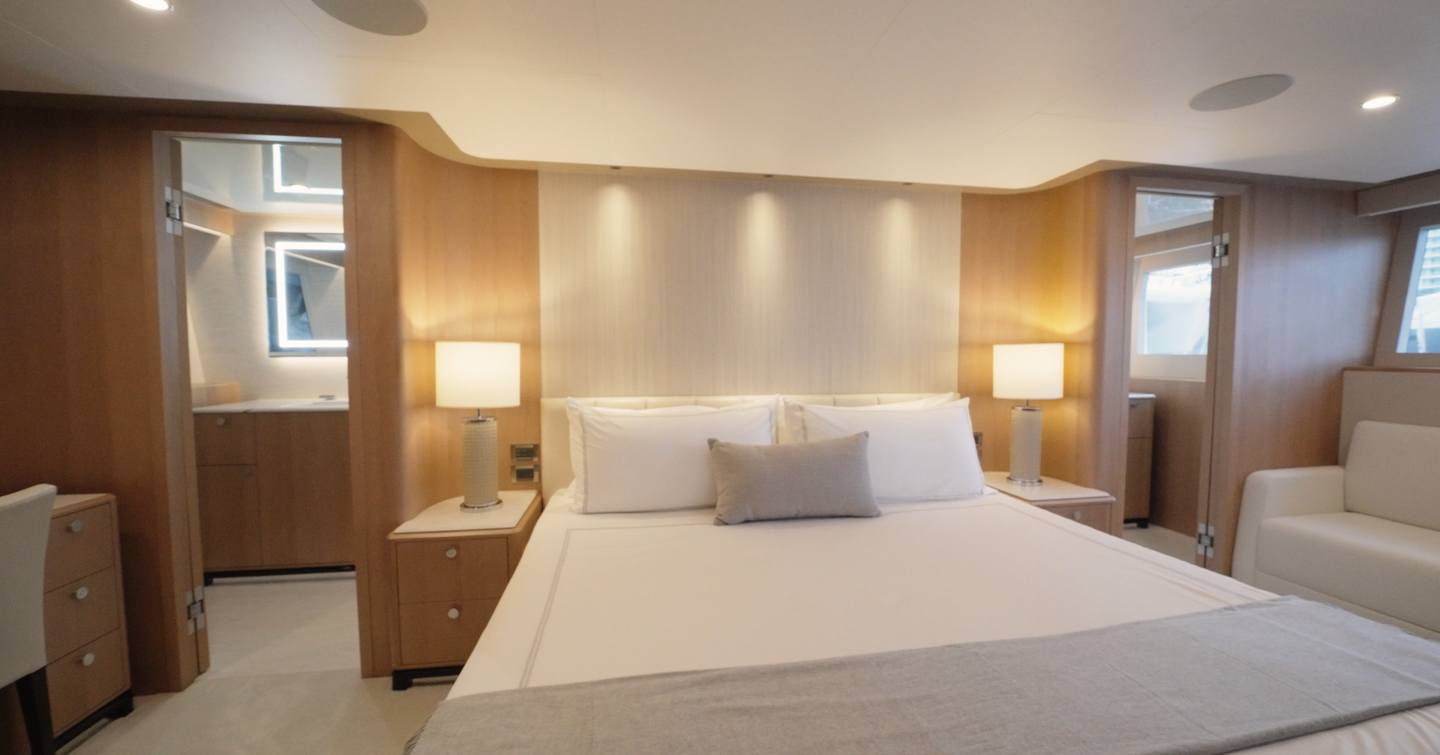 Ocean-Alexander-28L-Review-owner-cabin-bed