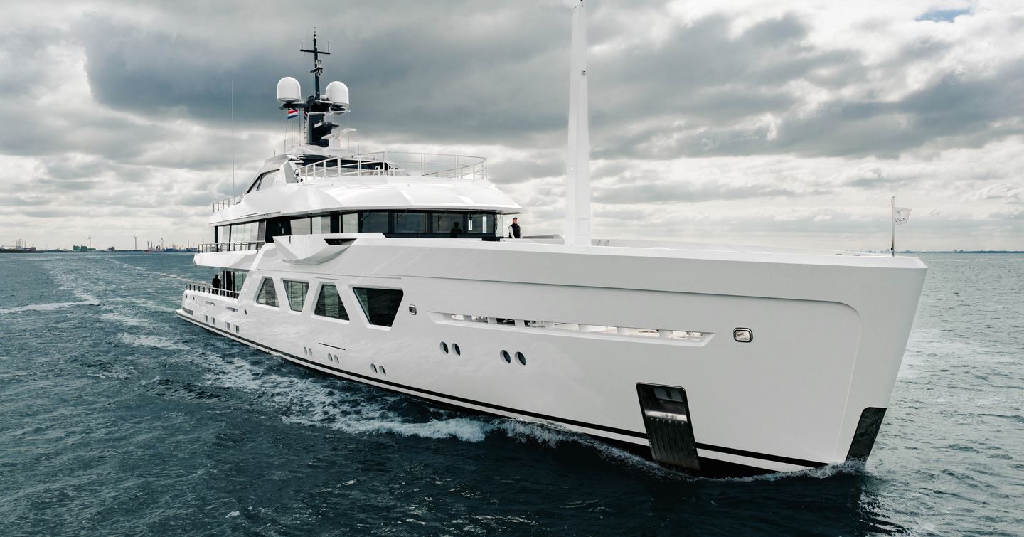 Superyacht QU2 under way 