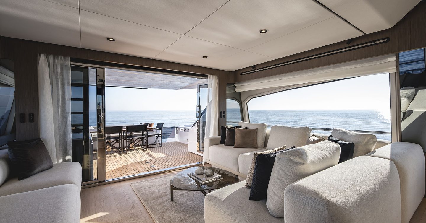 Ferretti 720 saloon lounge 