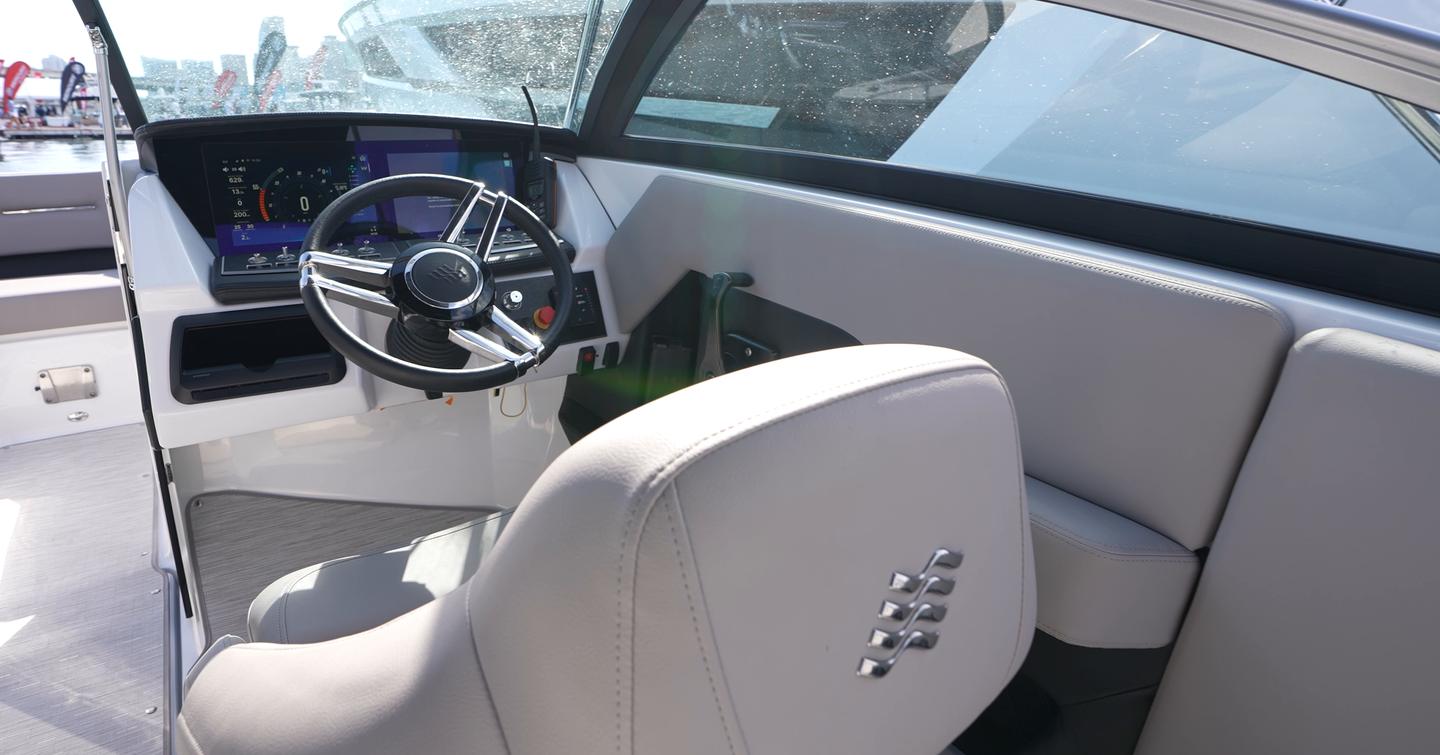 Four-Winns-H2-OB-Review-helm-station-chair