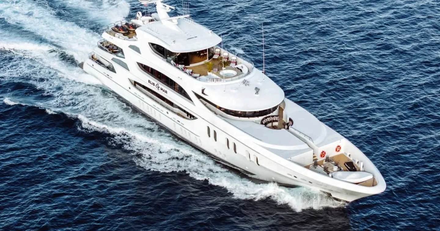 Superyacht Elis Et Mar under way 