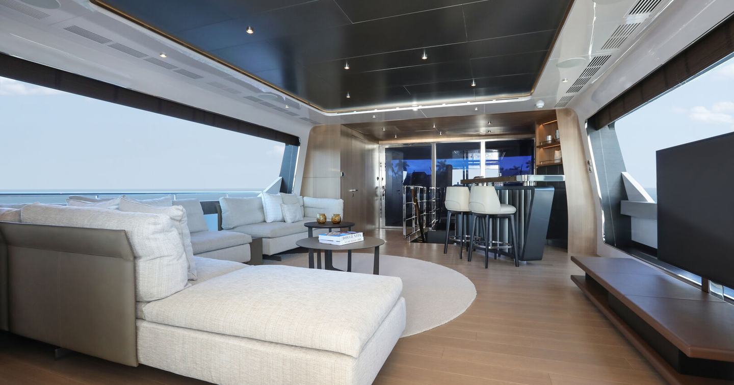 Ocean Alexander Superyacht 35 Puro/02 main saloon with L-shaped white sofa 