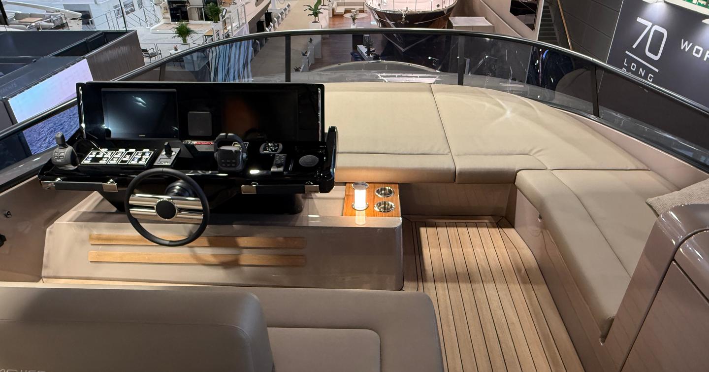 solaris-power-70-long-range-flybridge-forward-sunbathing