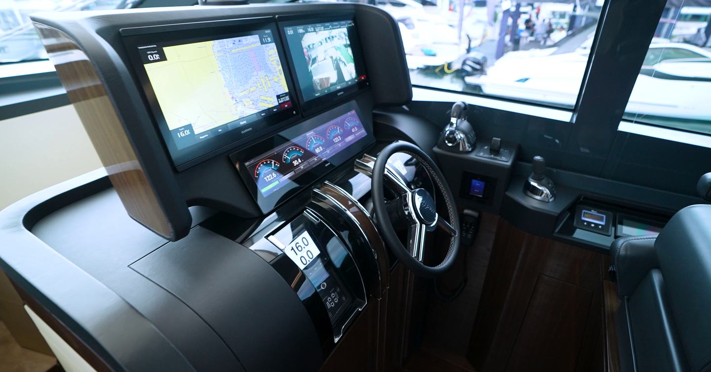 Lazzara-LSX67-Review-helm-station