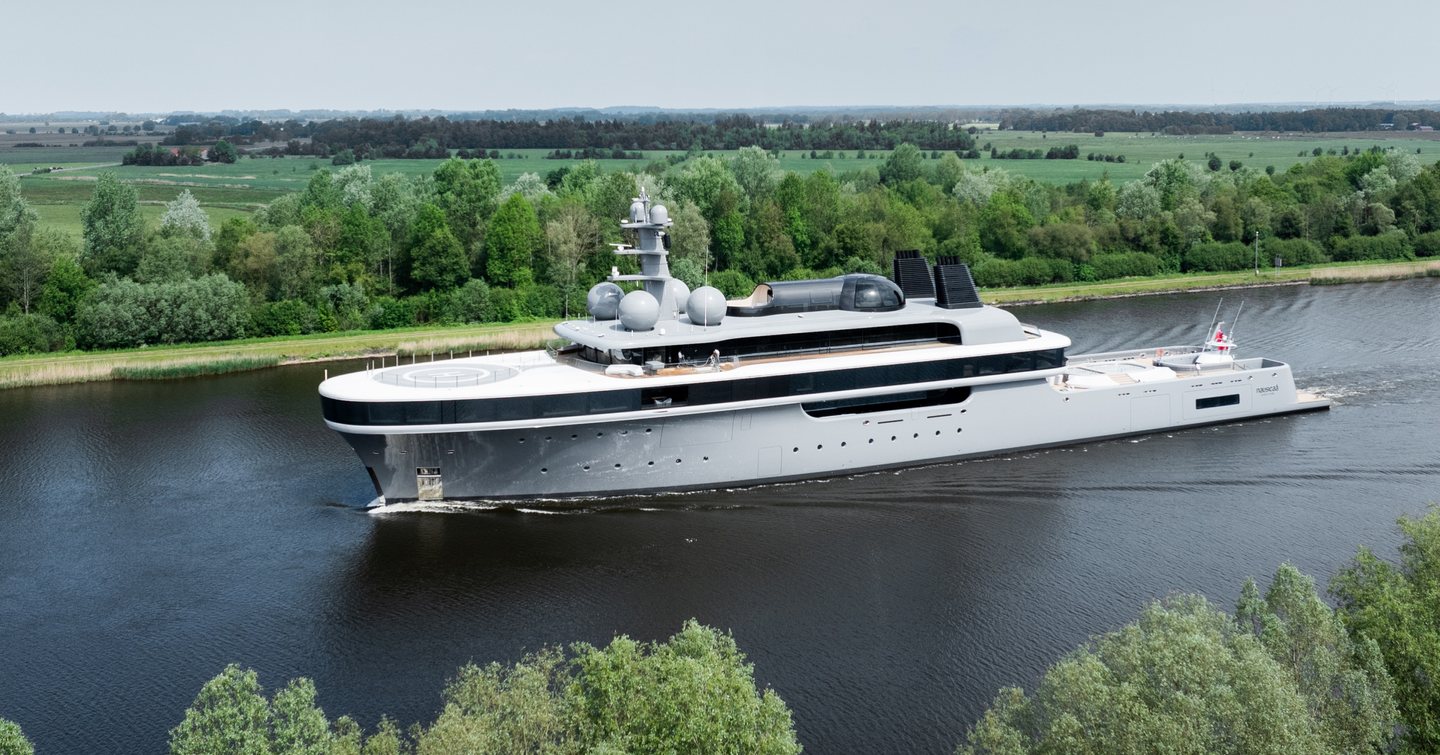Superyacht Nausicaä under way 