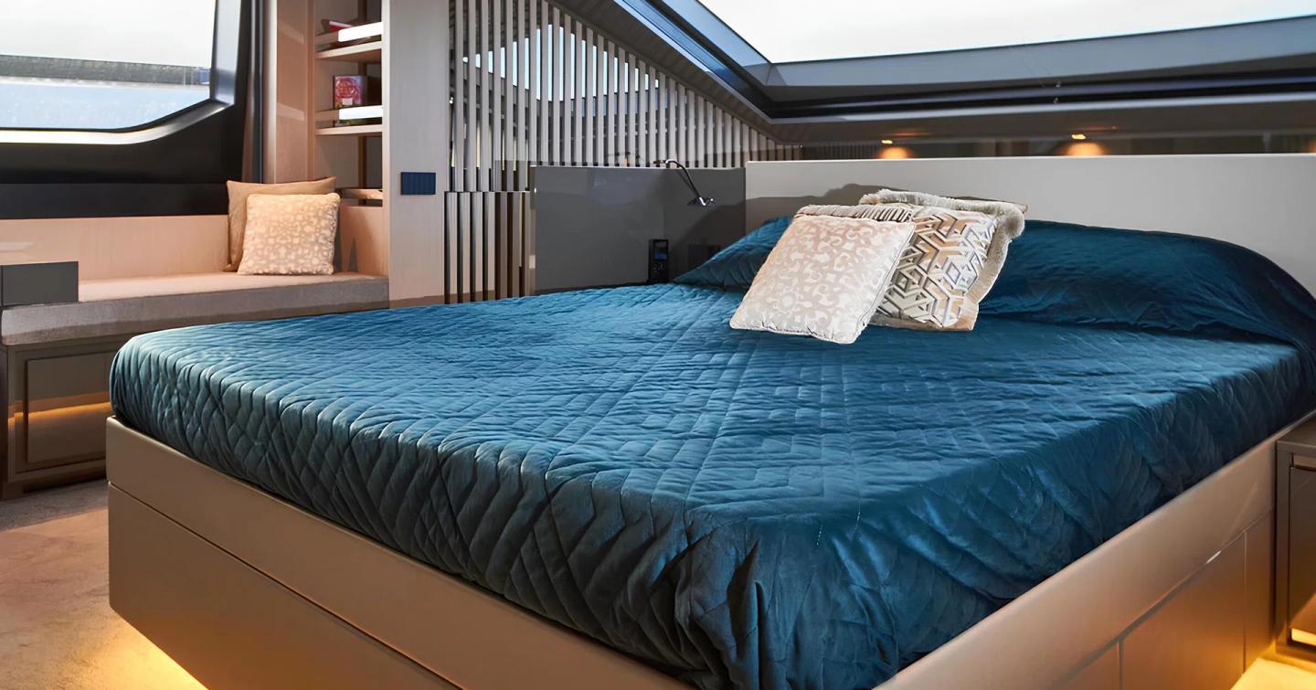 Sanlorenzo motor yacht Kapusha master cabin with windows 
