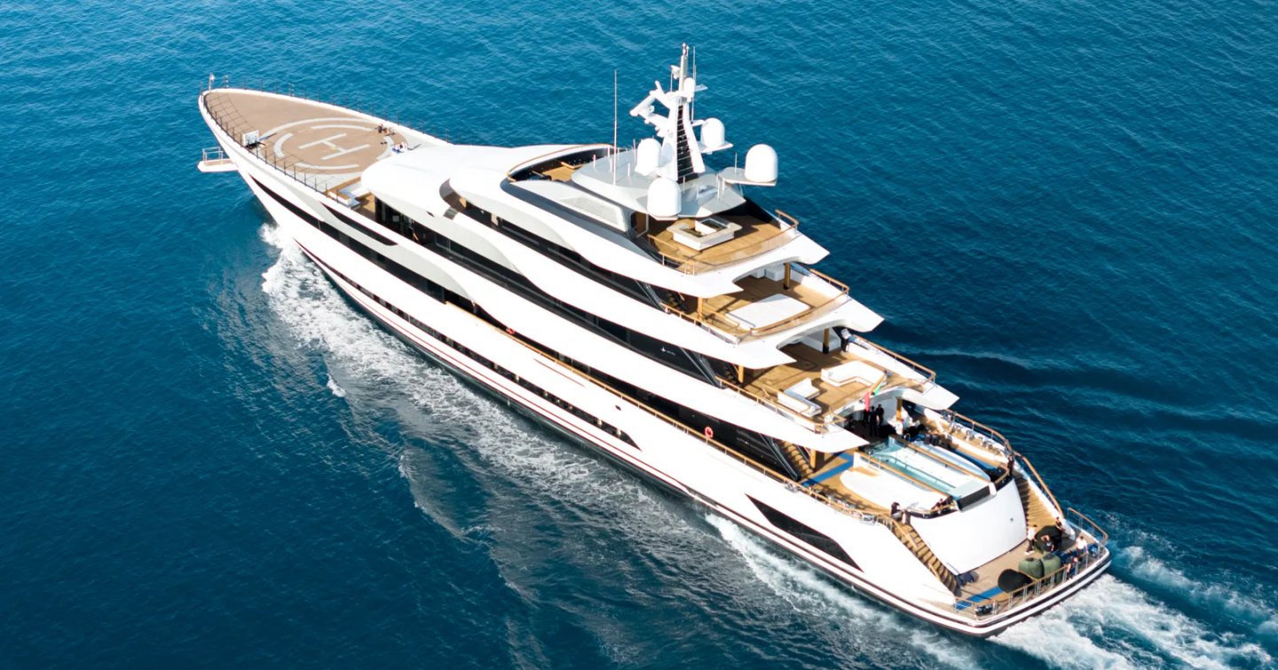 Superyacht PLATINUM at sea