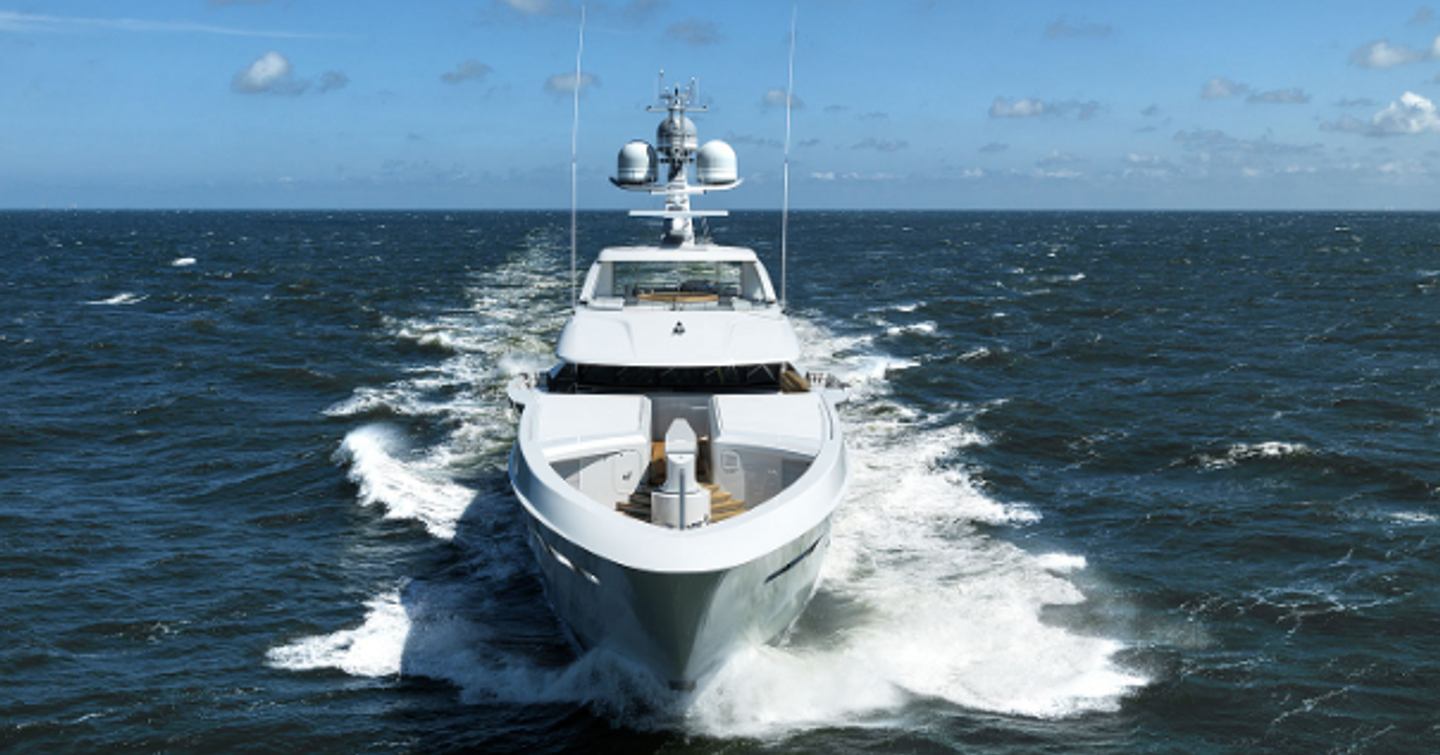 motor yacht Galvas running 