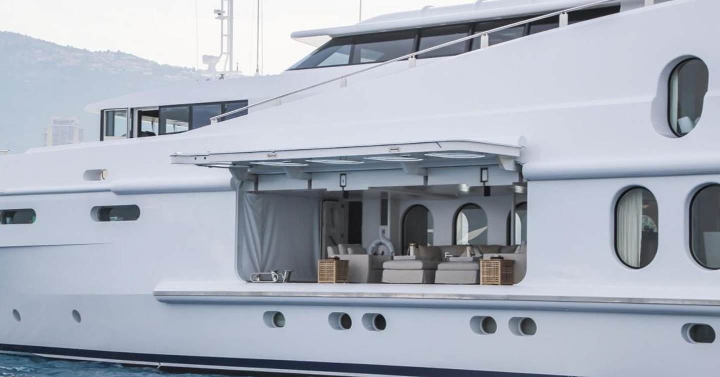 Superyacht Oceana I fold out balcony