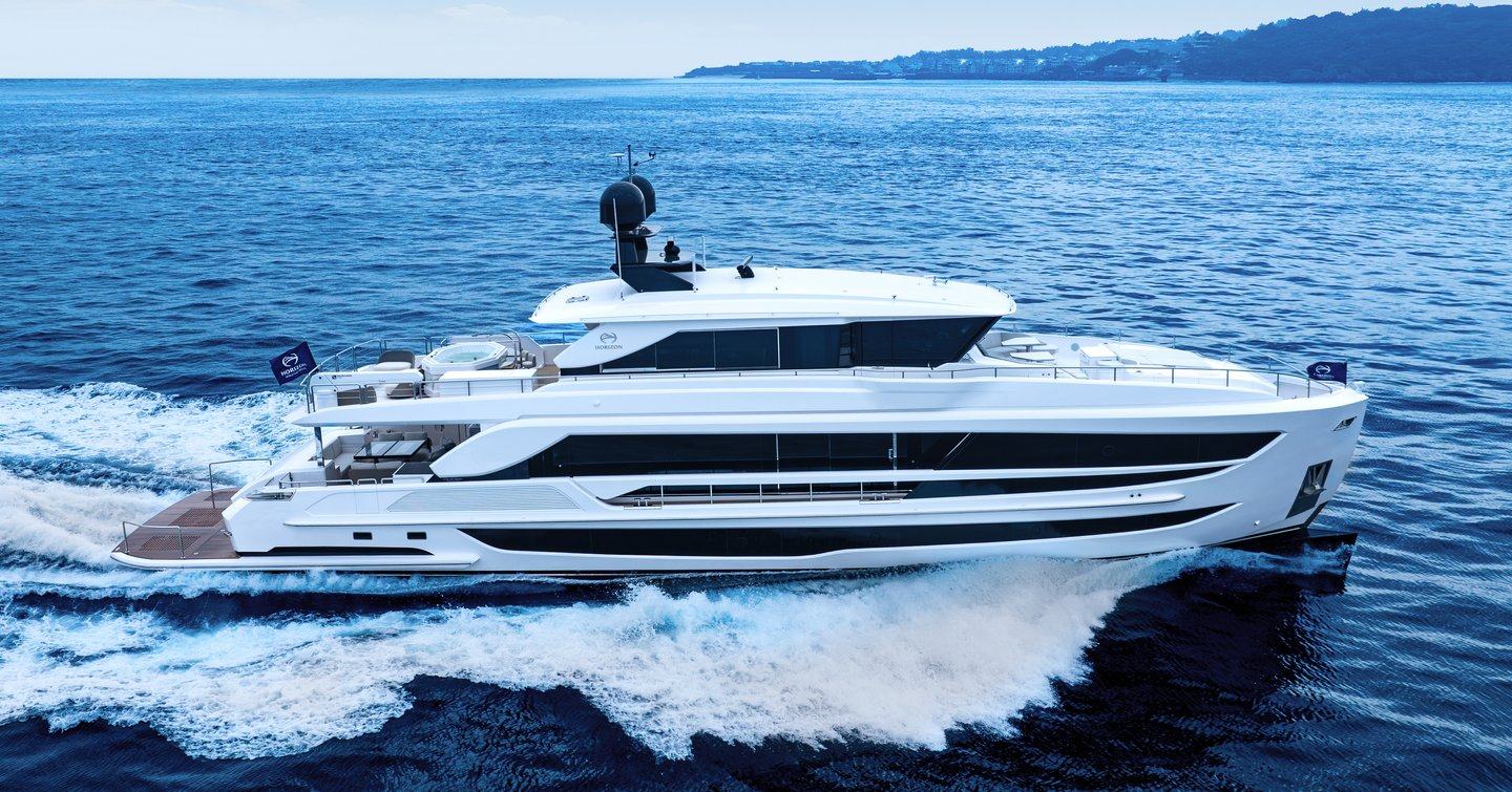 Horizon FD100 Skyline motor yacht under way 