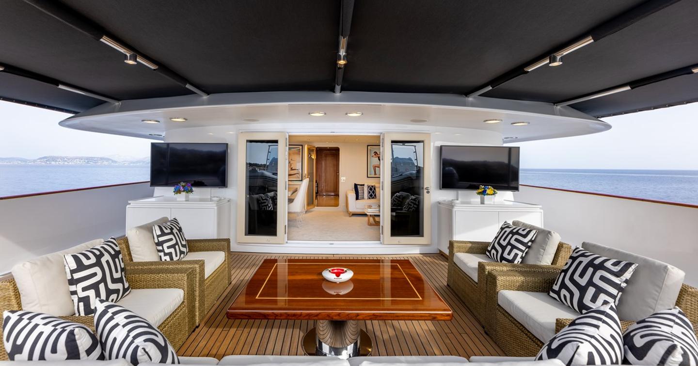 Superyacht Adamas V main aft deck alfresco dining