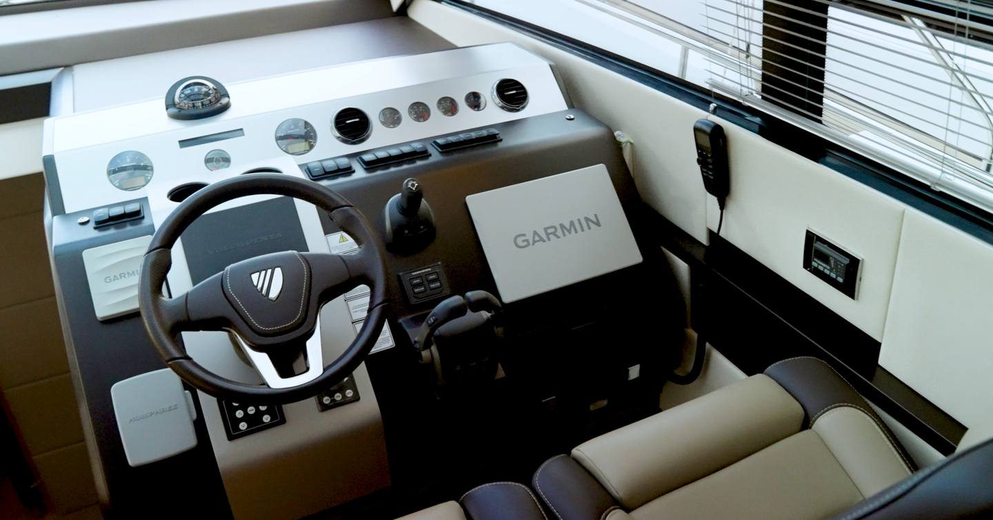 Fairline-Targa-50-GT-helm-dash