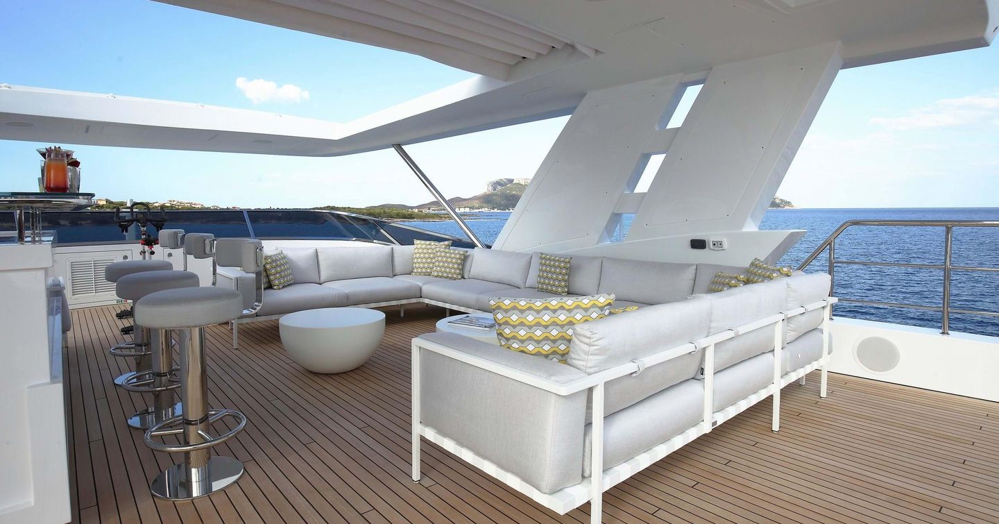willow sundeck with seating and bar