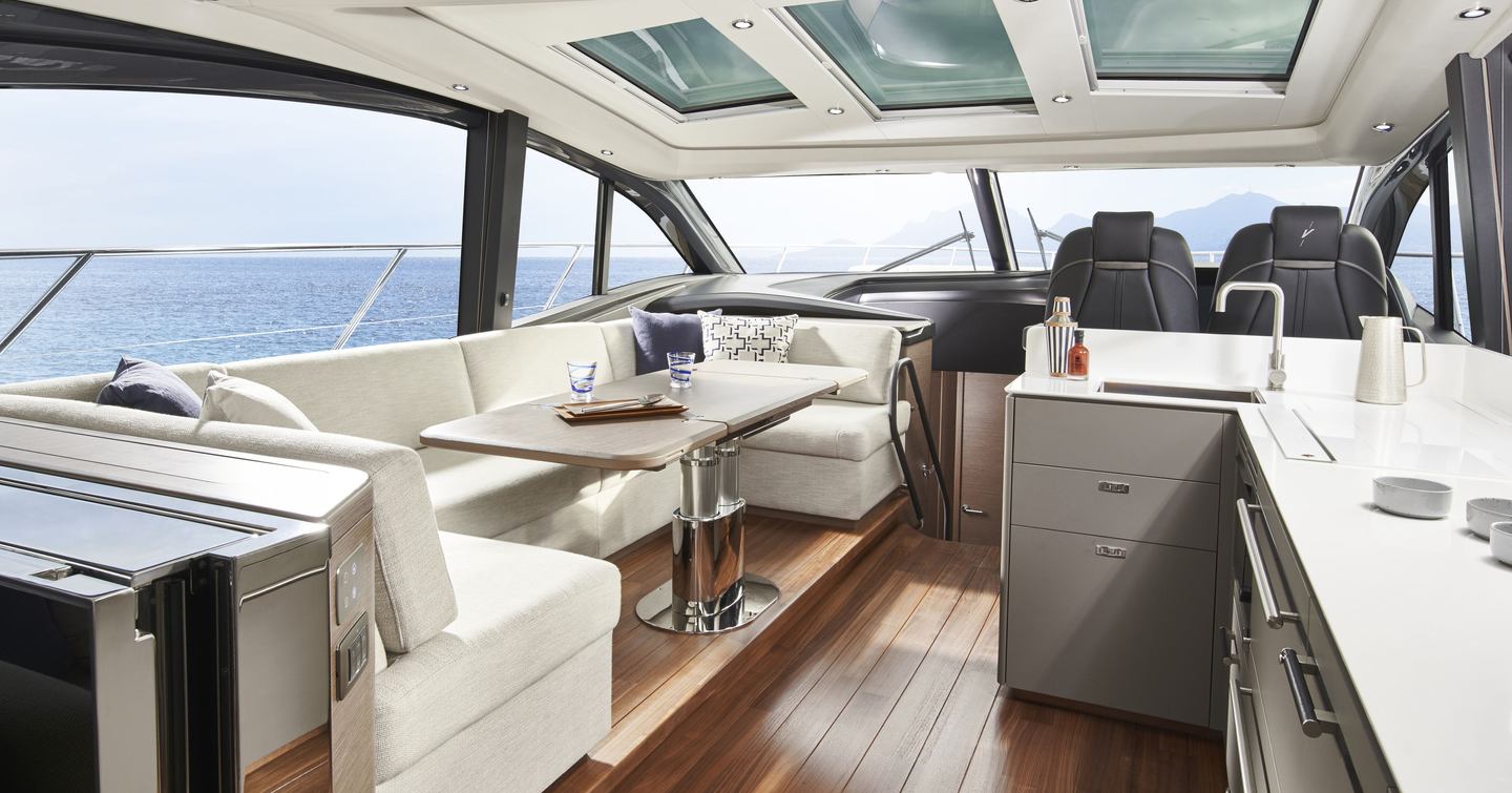 sports yacht Princess V55 salon
