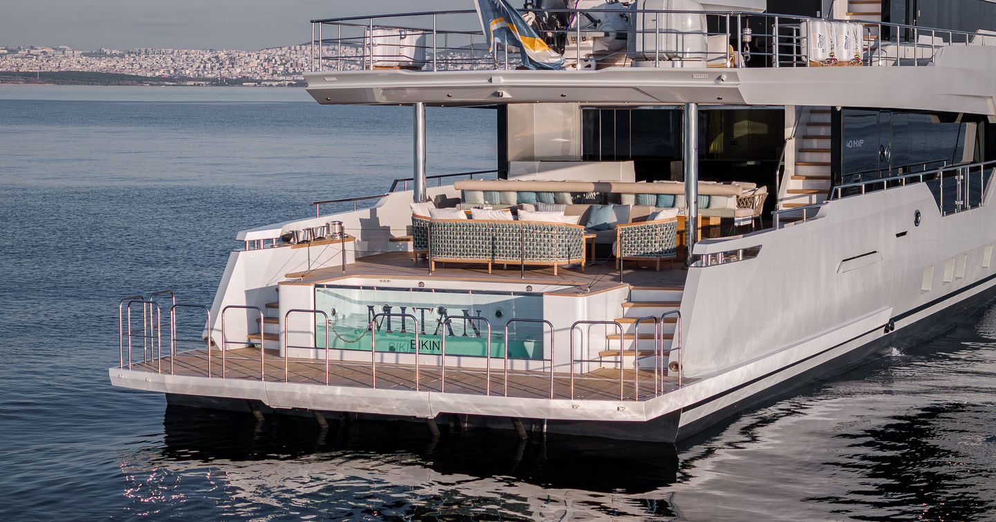 Explorer yacht Mitan stern with infinity pool