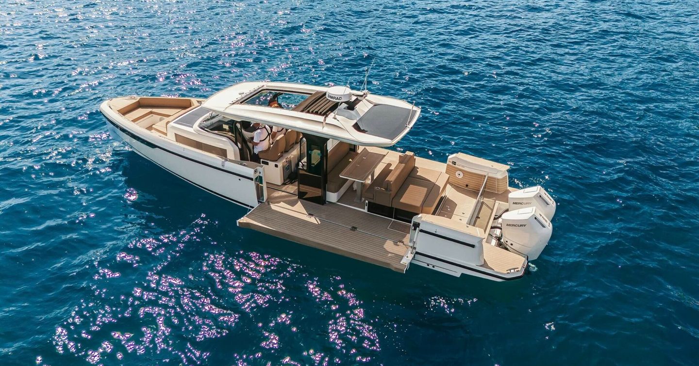 Saxdor 400 GTS boat at anchor 