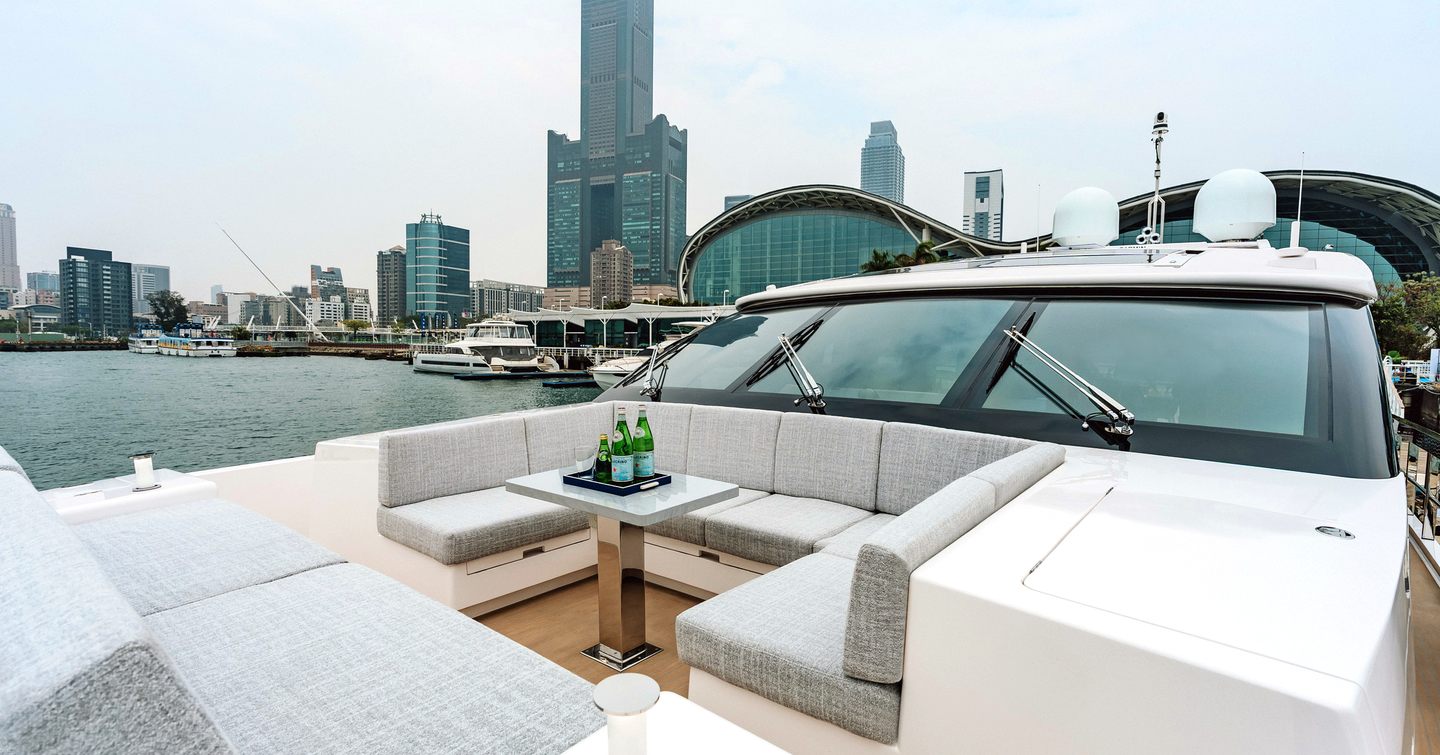Horizon ES88 motor yacht KEΦI foredeck U-shaped integrated seating