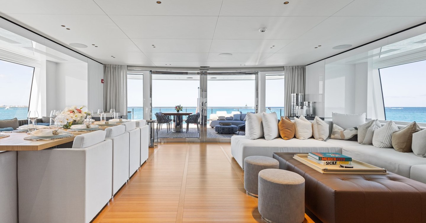 Superyacht Contigo skylounge
