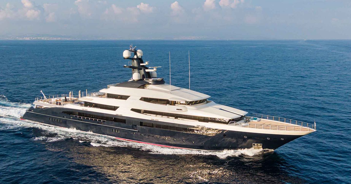 Photo of Gabe Newell's Superyacht Draak underway