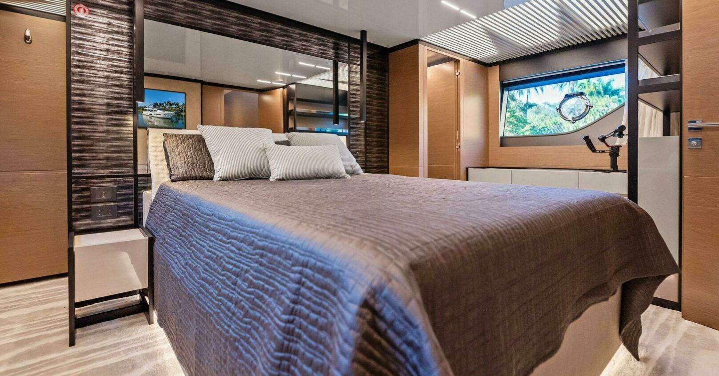 Ferretti 780 Motor Yacht Sunsation owner's cabin