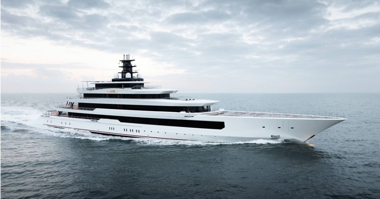 Superyacht DreAMBoat under way