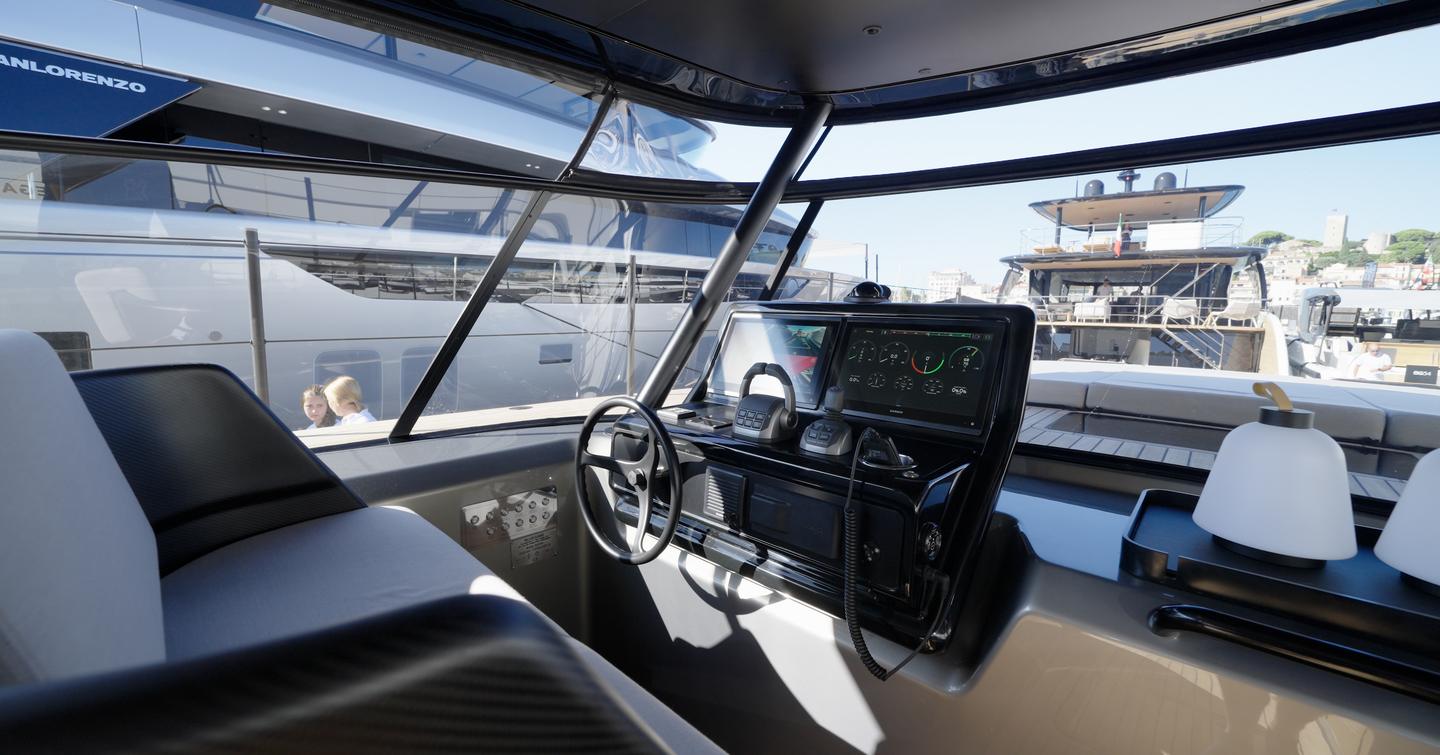 Bluegame-BGF45-Review-helm-station-module