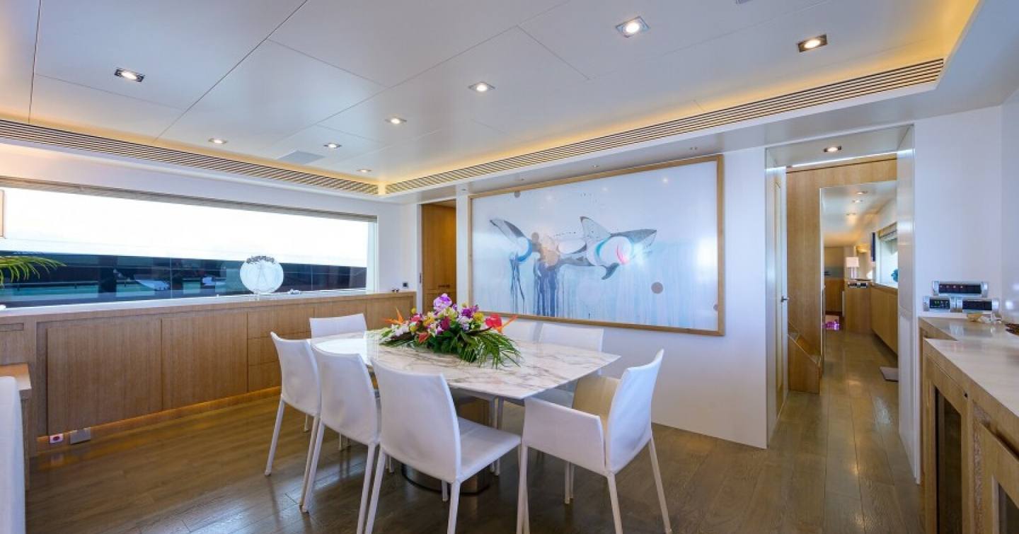 Motor Yacht Andrea VI dining table 