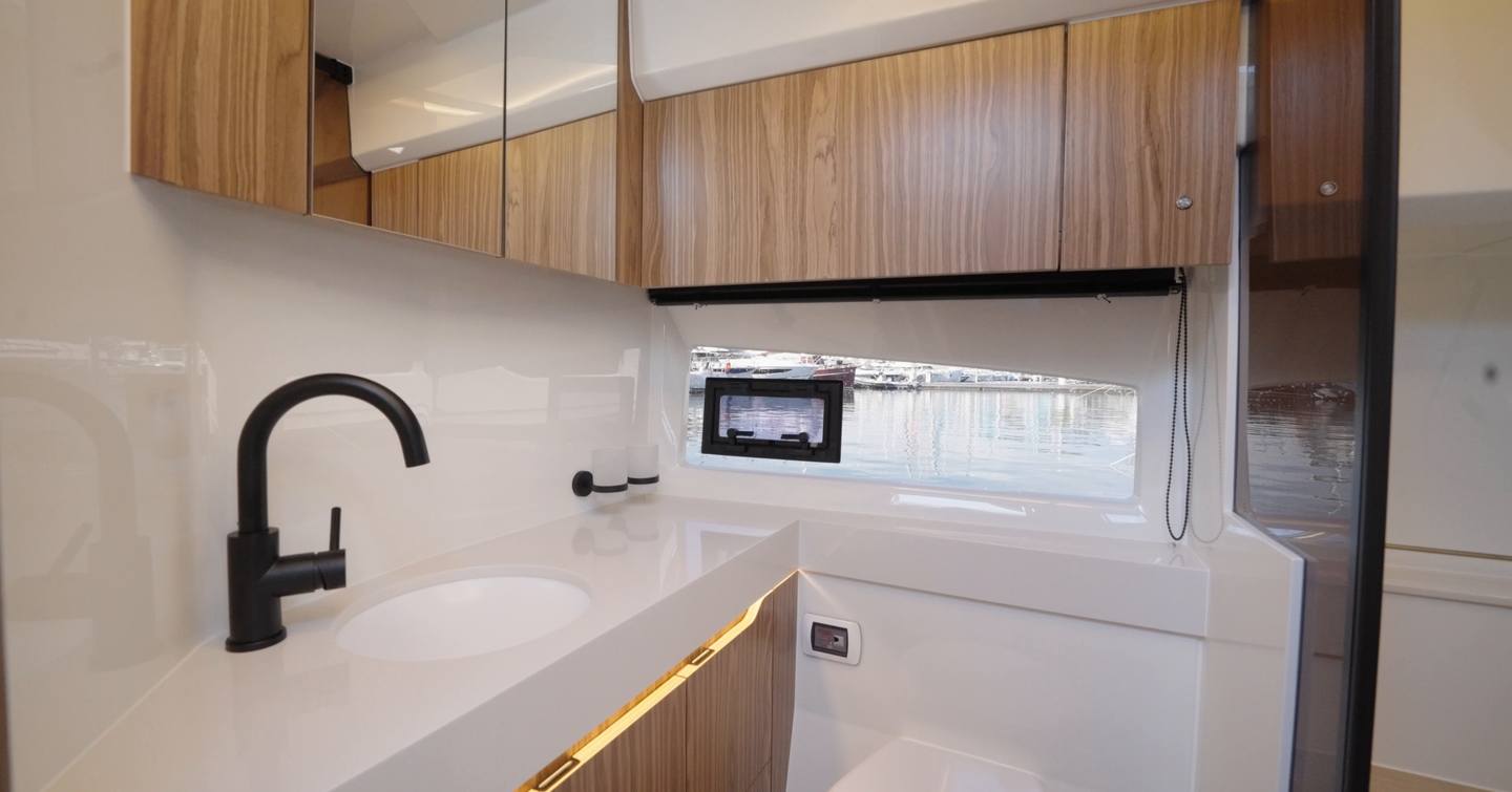 Marex-390-Review-head-bathroom