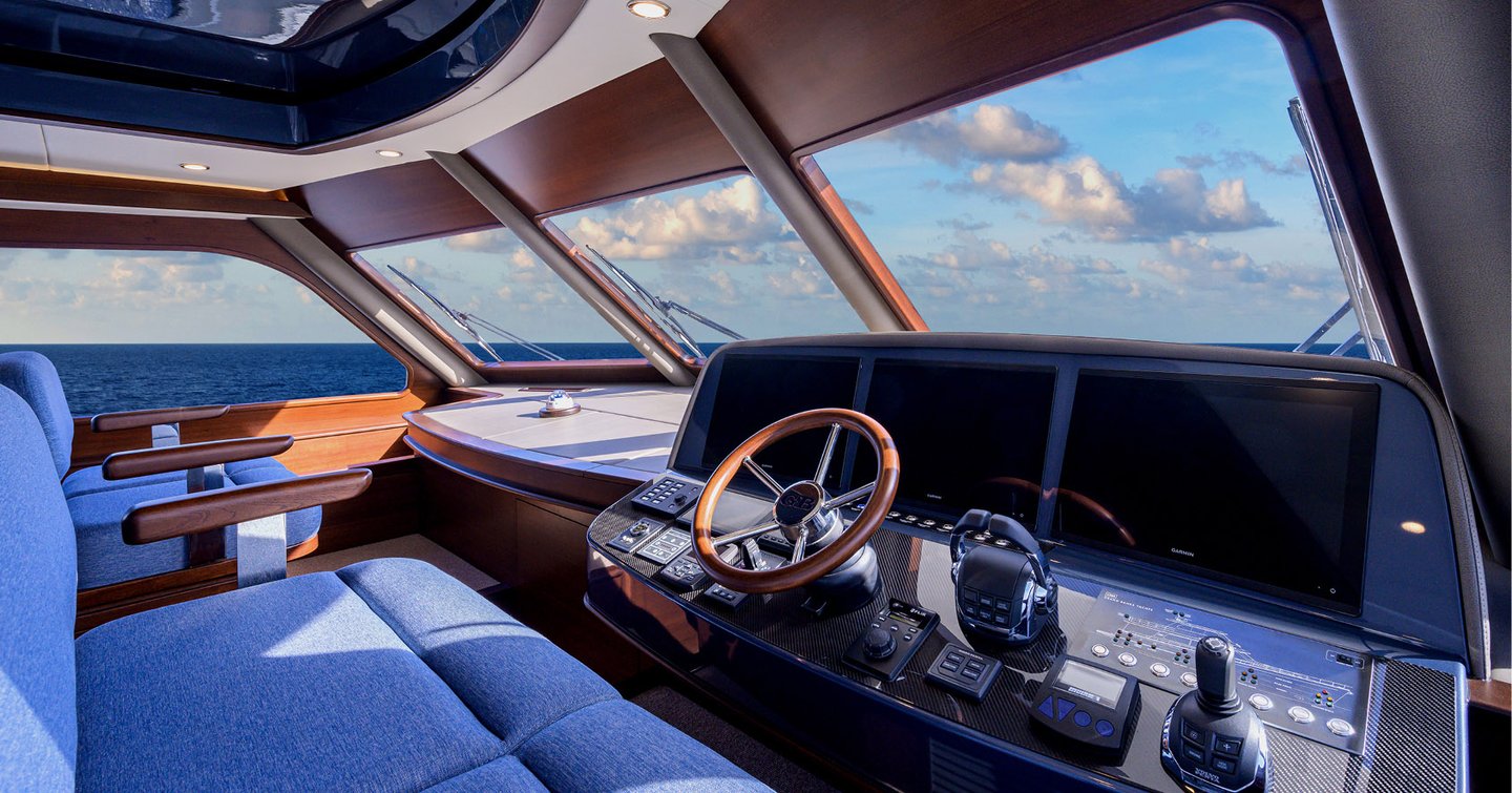 Grand-Banks-GB85-Skylounge-helm-station