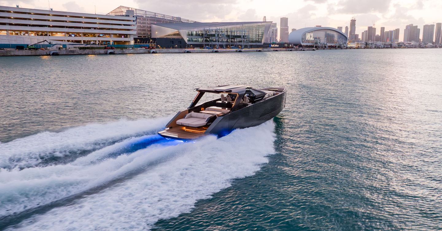 Manari 52 underway at speed