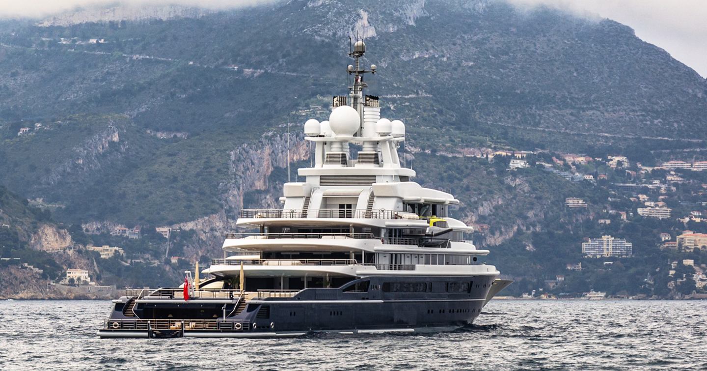 Superyacht Luna at anchor