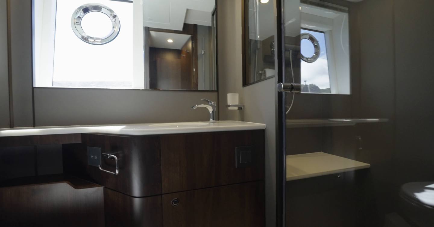 Fairline Targa 58 GTO owner's ensuite with separate shower and hull window