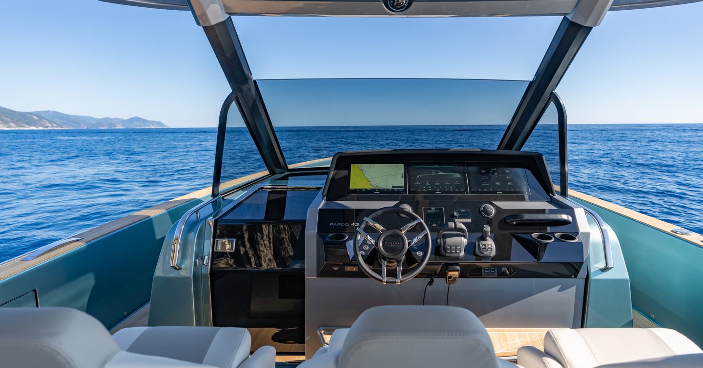 Pardo Yachts Pardo 43 motor yacht helm station