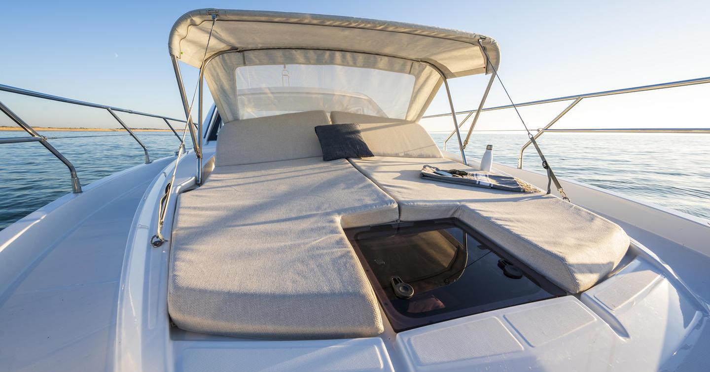 Beneteau-Gran-Turismo-41-foredeck